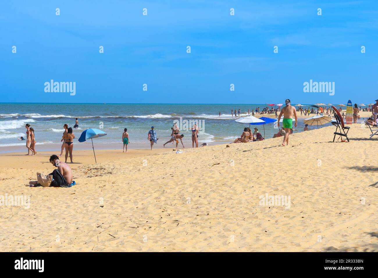 Trancoso, quartier de Porto Seguro, BA, Brésil - 06 janvier 2023: Les gens sur la plage de Nativos appréciant la journée sur la plage. Banque D'Images