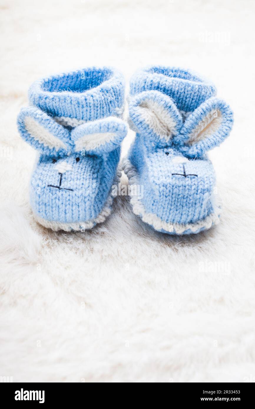 Chaussons pour bébé bleu tricoté avec museau de lapin pour petit garçon  Photo Stock - Alamy