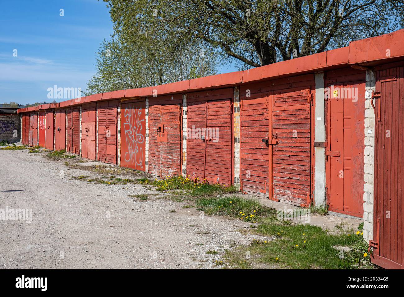 Ligne d'anciens garages avec portes rouges dans le quartier de Kalamaja à Tallinn, Estonie Banque D'Images