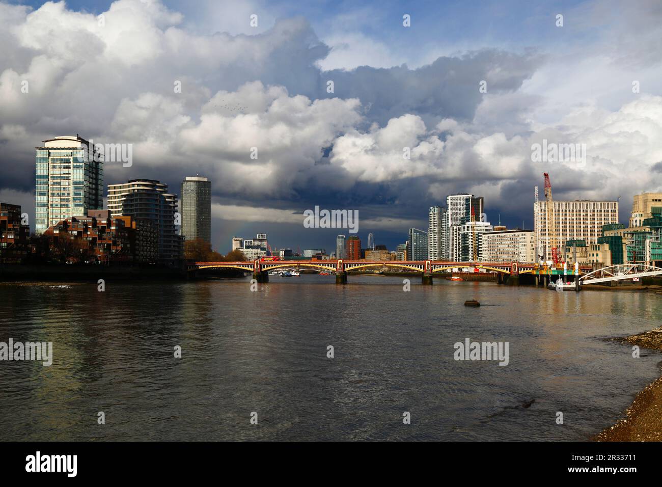 Panorama de la Tamise et du pont New Vauxhall sous un ciel orageux, Londres, Royaume-Uni Banque D'Images