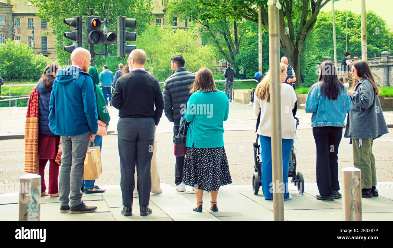 Glasgow, Écosse, Royaume-Uni 22nd mai 2023. Météo au Royaume-Uni : chaude dans le centre-ville, les habitants de la ville ont pris les rues pour profiter de la vie de la ville. La promenade de clyde au bord de la rivière est un lieu populaire pour le déjeuner. Crédit Gerard Ferry/Alay Live News Banque D'Images