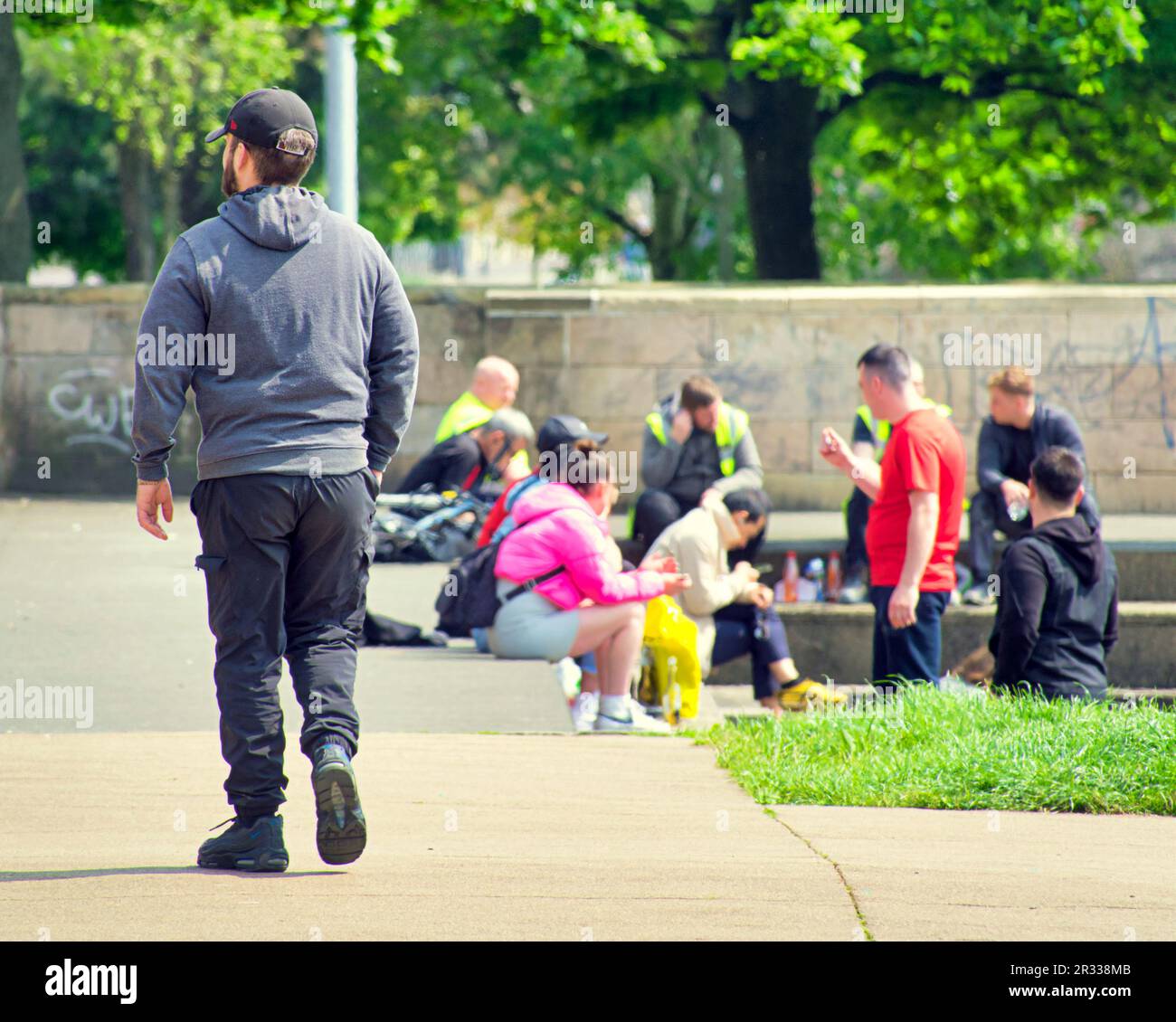 Glasgow, Écosse, Royaume-Uni 22nd mai 2023. Météo au Royaume-Uni : chaude dans le centre-ville, les habitants de la ville ont pris les rues pour profiter de la vie de la ville. La promenade de clyde au bord de la rivière est un lieu populaire pour le déjeuner. Crédit Gerard Ferry/Alay Live News Banque D'Images
