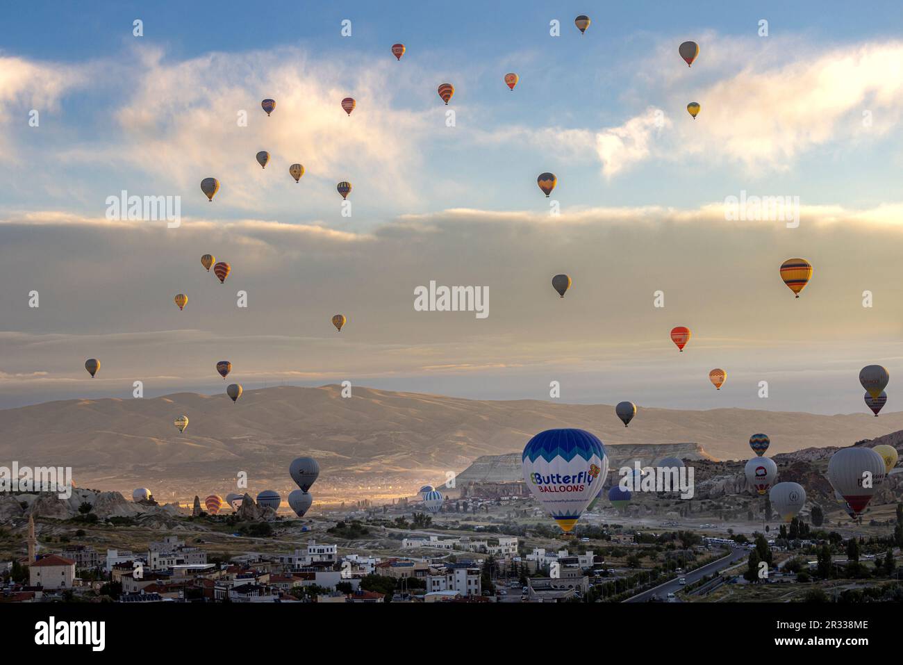 GÖREME/TURQUIE - 27 juin 2022 : beaucoup de ballons d'air chaud survolent Göreme. Turquie Banque D'Images