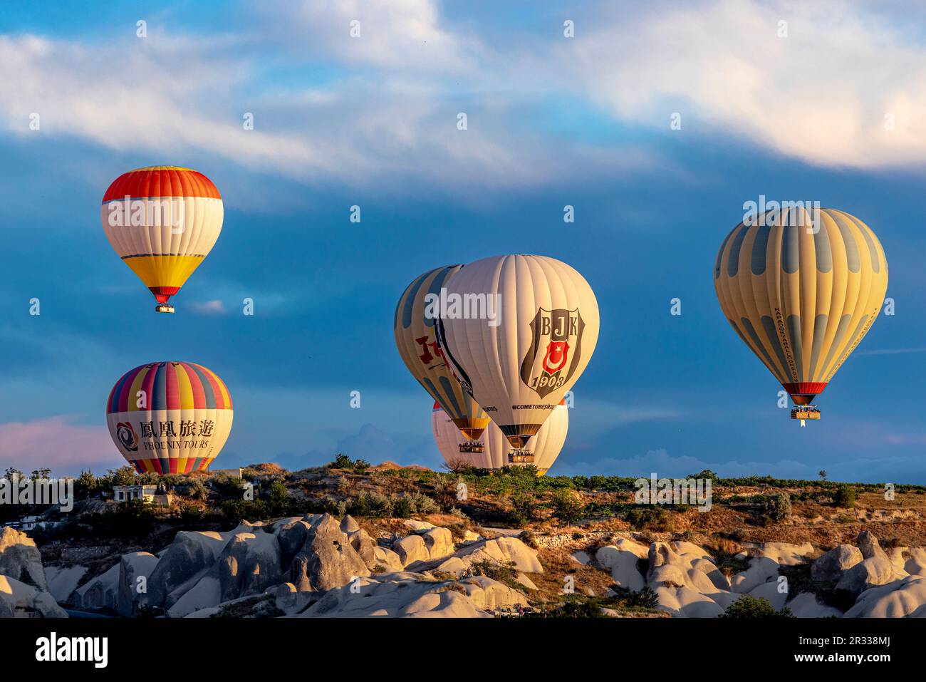 GÖREME/TURQUIE - 27 juin 2022:bulles d'air chaud survolez Göreme. Turquie Banque D'Images