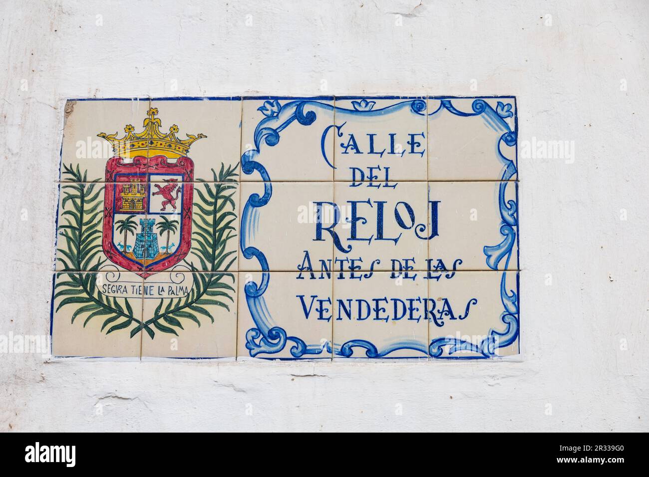 Plaque signalétique en céramique. Calle del Reloj, Antes de las Vendederas. Plaza Santa Ana, Las Palmas, Gran Canaria, Espagne Banque D'Images