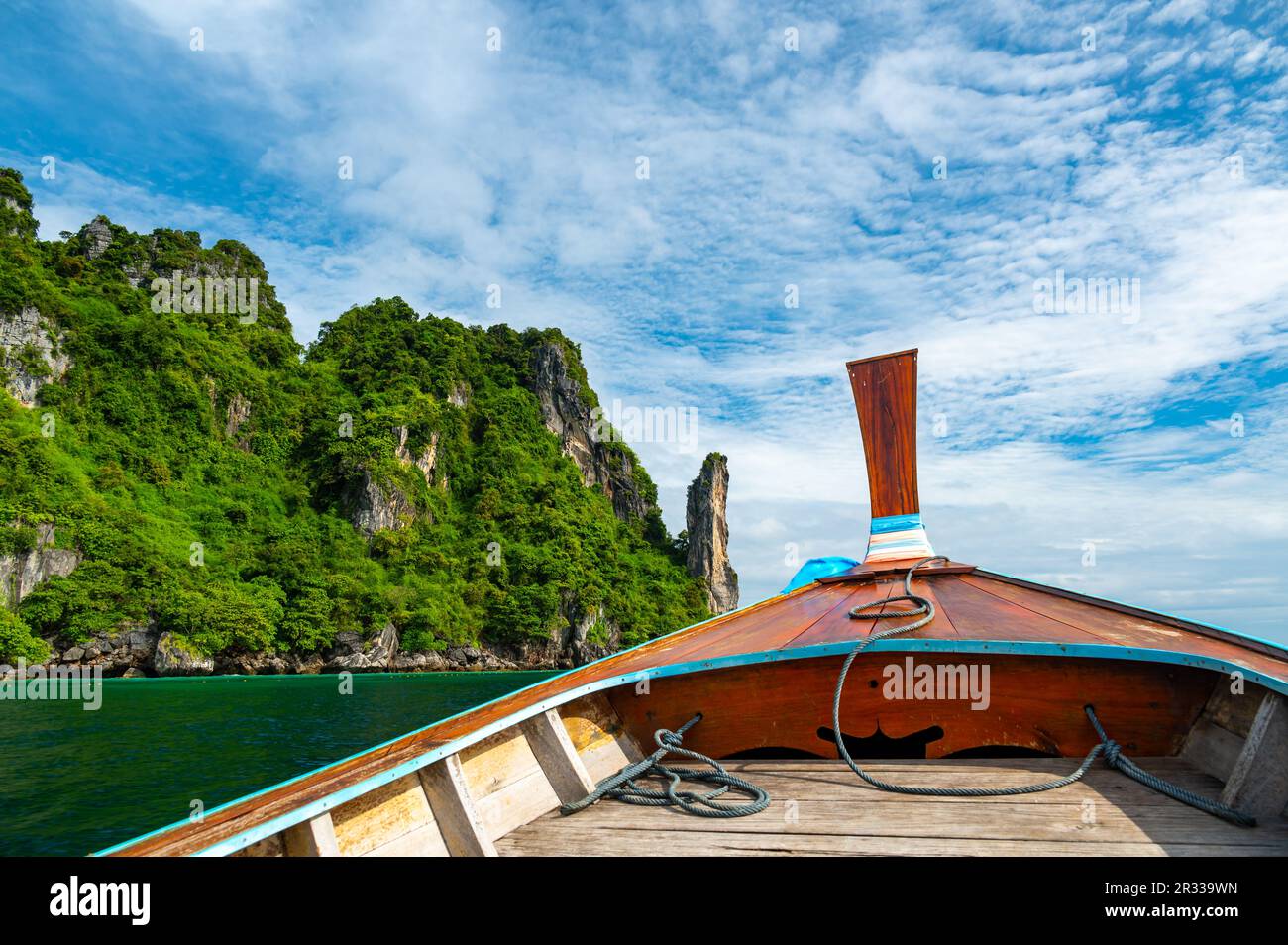 Vue sur la roche calcaire des îles de Ko Phi Phi, Thaïlande. Vue depuis le bateau à longue queue. Nature exotique et tropicale, paradis d'été. Banque D'Images