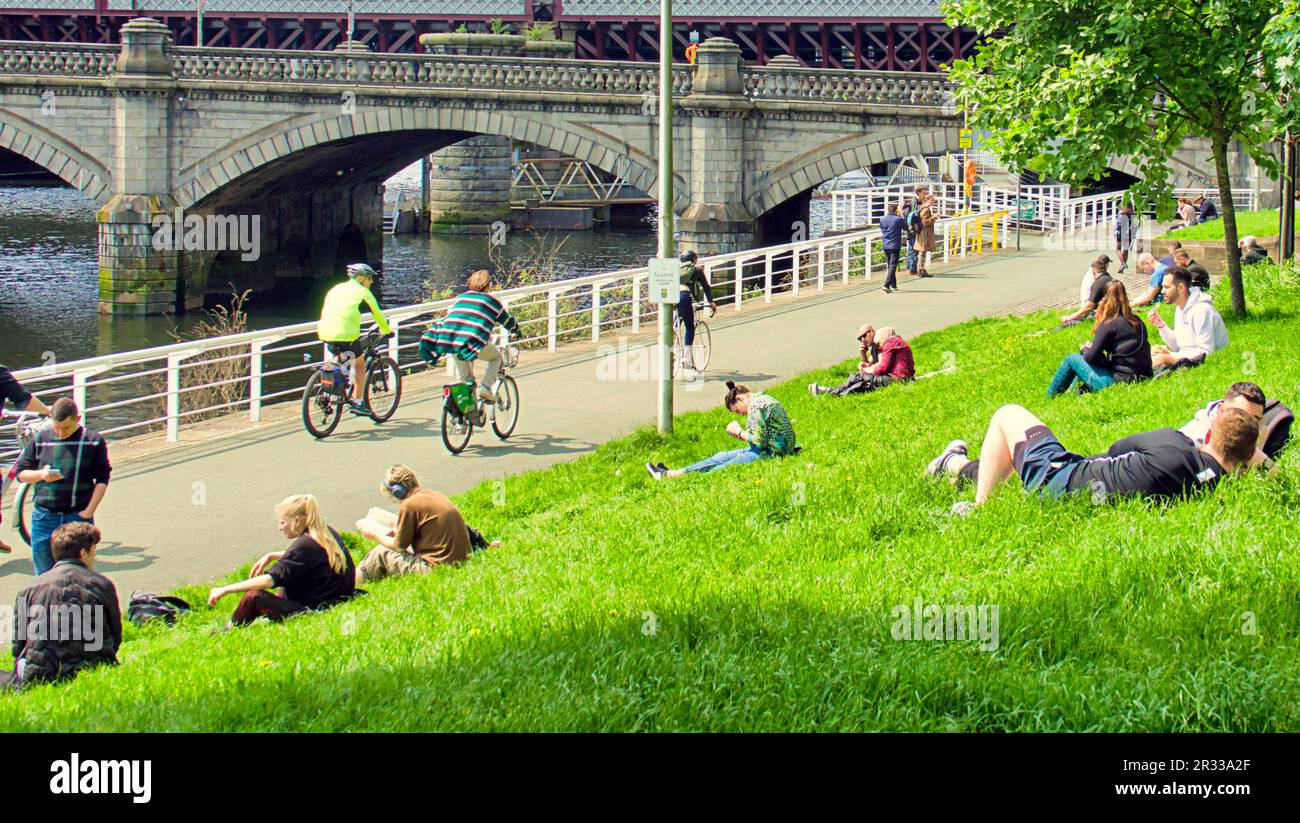 Glasgow, Écosse, Royaume-Uni 22nd mai 2023. Météo au Royaume-Uni : chaude dans le centre-ville, les habitants de la ville ont pris les rues pour profiter de la vie de la ville. La promenade de clyde au bord de la rivière est un lieu populaire pour le déjeuner. Crédit Gerard Ferry/Alay Live News Banque D'Images