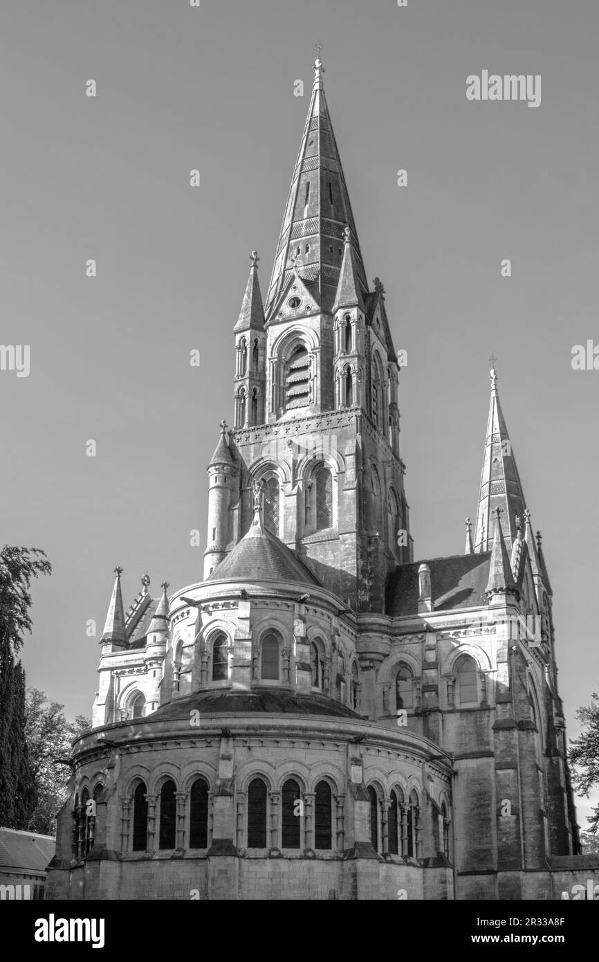 La grande flèche gothique d'une église anglicane à Cork, en Irlande. Architecture religieuse chrétienne néo-gothique. Cathédrale de Saint-fin-barre, Cork - on Banque D'Images