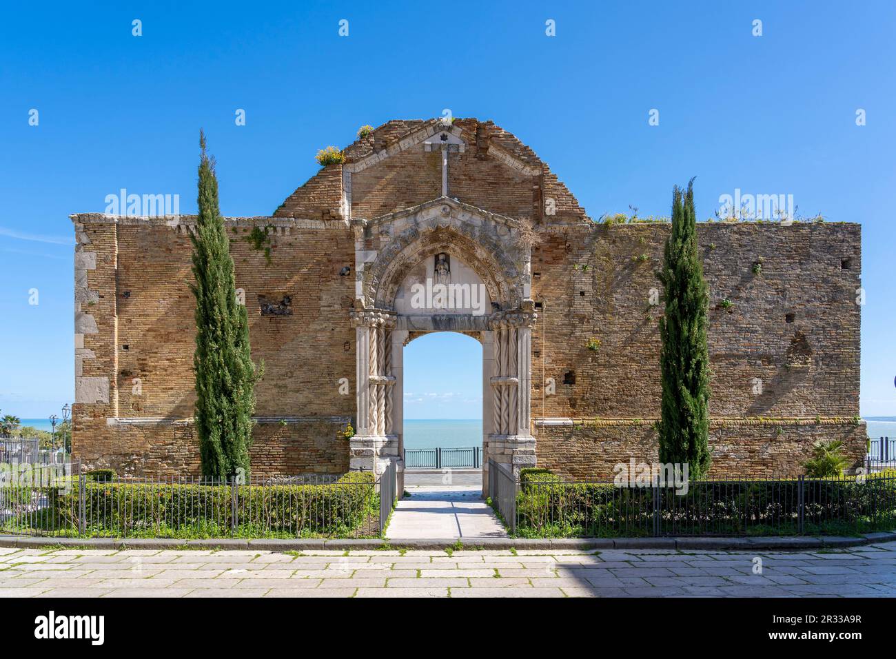 Ruines d'une ancienne église St. Pierre dans la vieille ville de Vasto. Chieti, Abruzzes, Italie, Europe. Banque D'Images