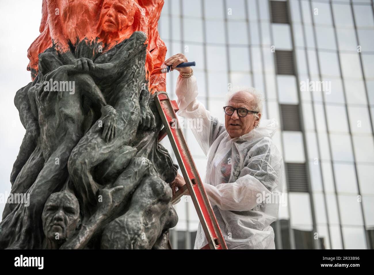 Berlin, Allemagne. 22nd mai 2023. L'artiste Jens Galschiot peint le monument commémoratif du « pilier de la honte » avec de la peinture rouge. Le mémorial commémore les victimes de la violente répression du mouvement de protestation chinois sur la place Tiananmen à Beijing en juin 1989. Credit: Hannes P Albert/dpa/Alay Live News Banque D'Images