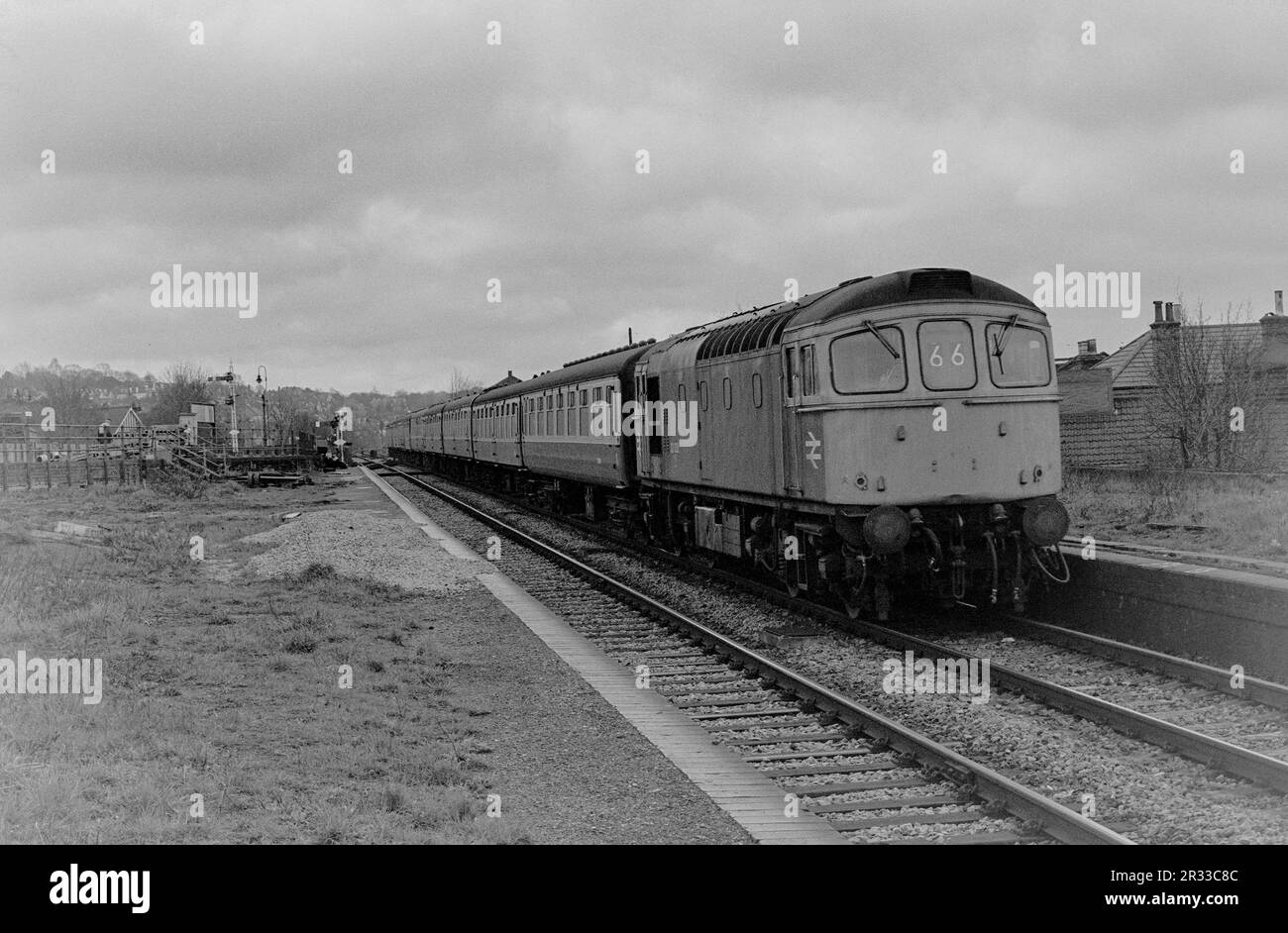 Classe 33 avec matériel roulant vide passant par Selsdon -1 Banque D'Images