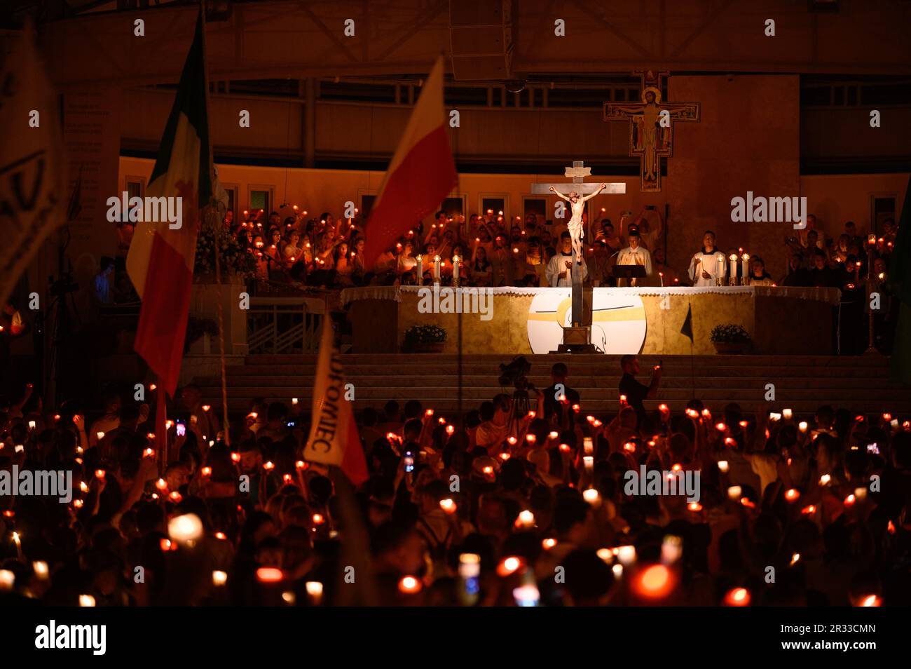 Vénération de la Sainte Croix après la Messe pendant Mladifest (Festival de la Jeunesse) à Medjugorje, Bosnie-Herzégovine. Banque D'Images