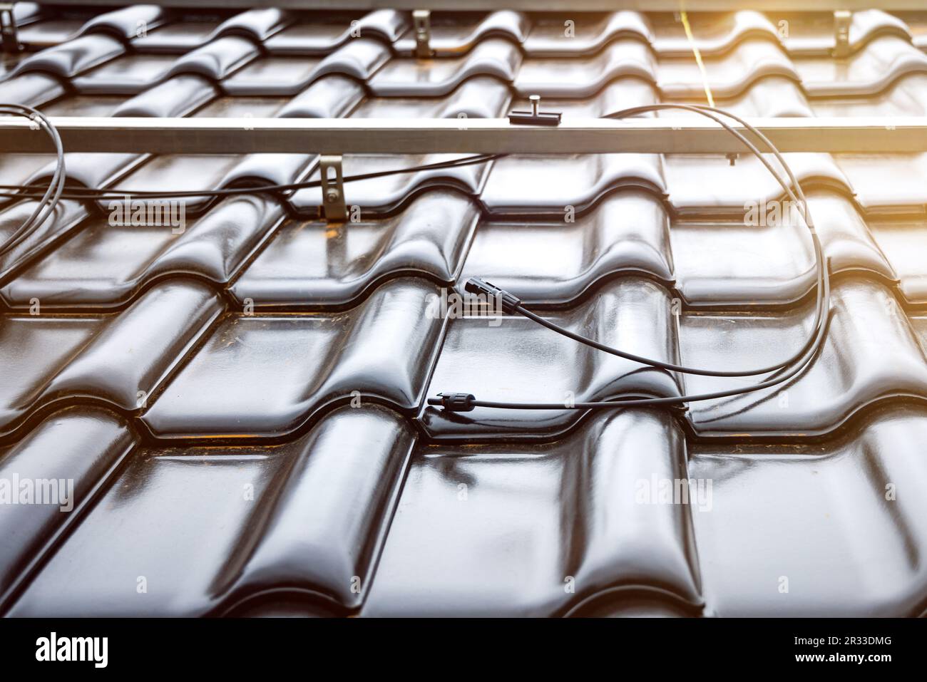 Câbles de panneau solaire et système de montage sur un toit en tuiles Banque D'Images