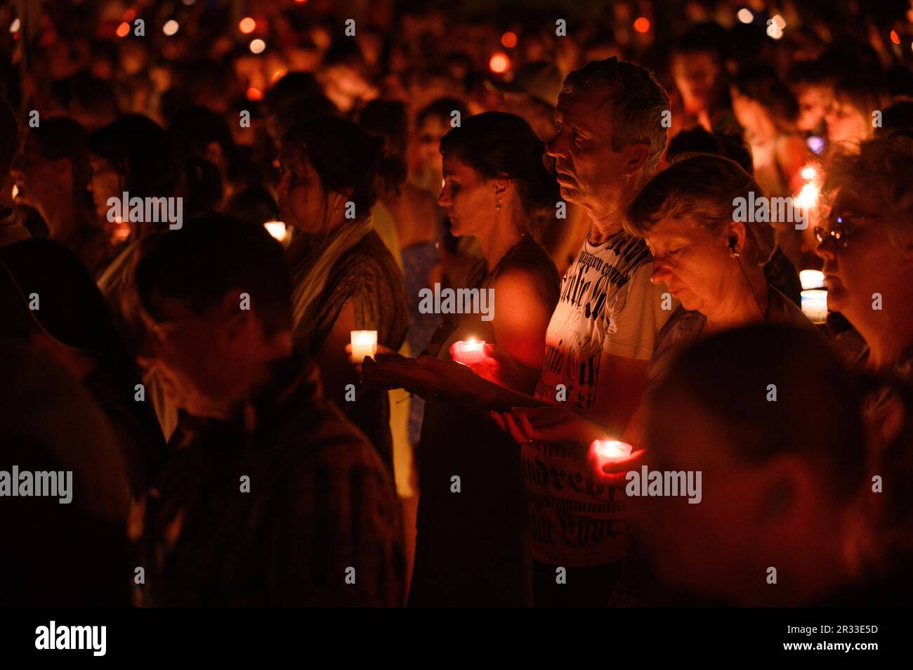 Personnes tenant des bougies pendant la vénération de la Sainte Croix après la Messe pendant Mladifest (Festival de la Jeunesse) à Medjugorje. Banque D'Images