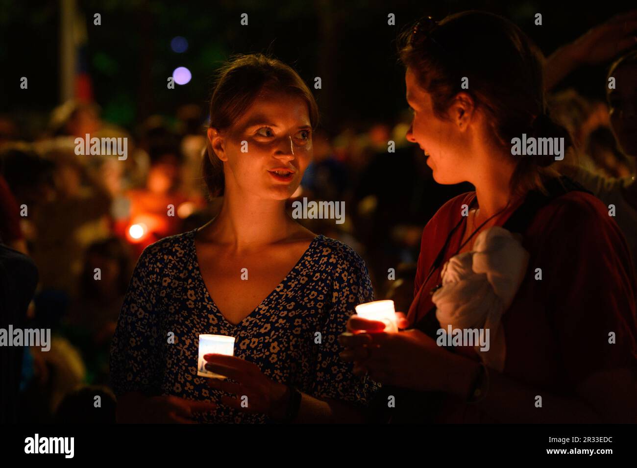 Personnes tenant des bougies pendant la vénération de la Sainte Croix après la Messe pendant Mladifest (Festival de la Jeunesse) à Medjugorje. Banque D'Images