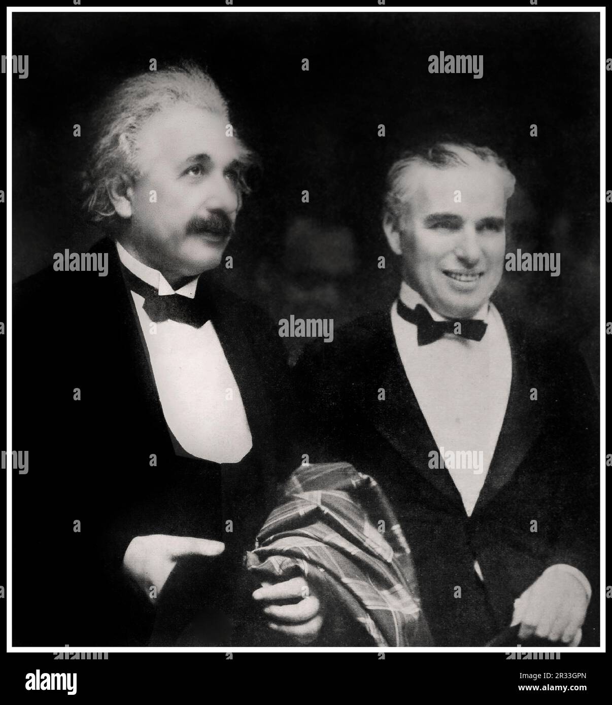 Albert Einstein avec Charlie Chaplin à la première de City Lights en 1931. City Lights est un film de comédie-drame romantique et silencieux américain de 1931 écrit, produit, réalisé par et mettant en vedette Charlie Chaplin. L'histoire suit les mésaventures de Chaplin's Trap alors qu'il tombe amoureux d'une fille aveugle (Virginia Cherrill) et développe une amitié turbulente avec un millionnaire alcoolique (Harry Myers). Banque D'Images