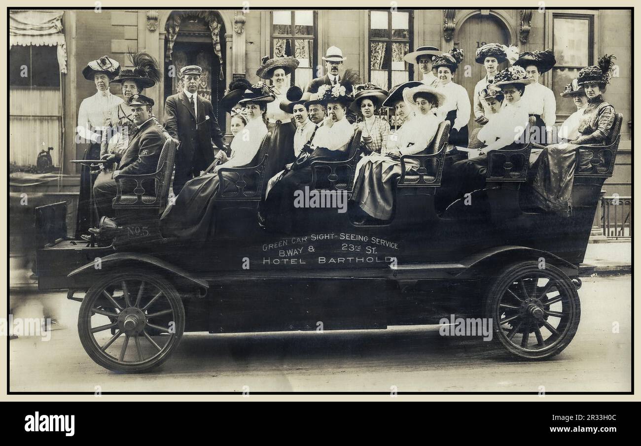 ELECTRIC New York tour bus c1910 le logo de la compagnie Green car était la swastika. À l'époque, il était encore reconnu comme un symbole de la bonne fortune. Il est visible sur le manchon du conducteur . Le bus ou carabanc est un Lansden Electric. Les batteries importantes sont montées sous le véhicule. Lansden a été situé à Newark, New Jersey, de 1906 à 1910. Banque D'Images