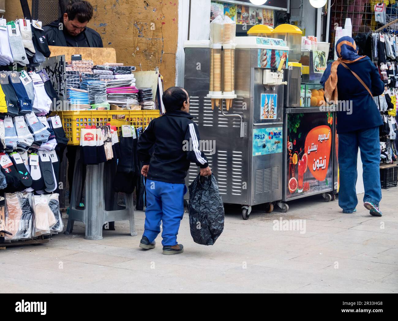 Shiraz, Iran- 31 décembre 2022: Les petits, un nain dans la rue de la ville Banque D'Images