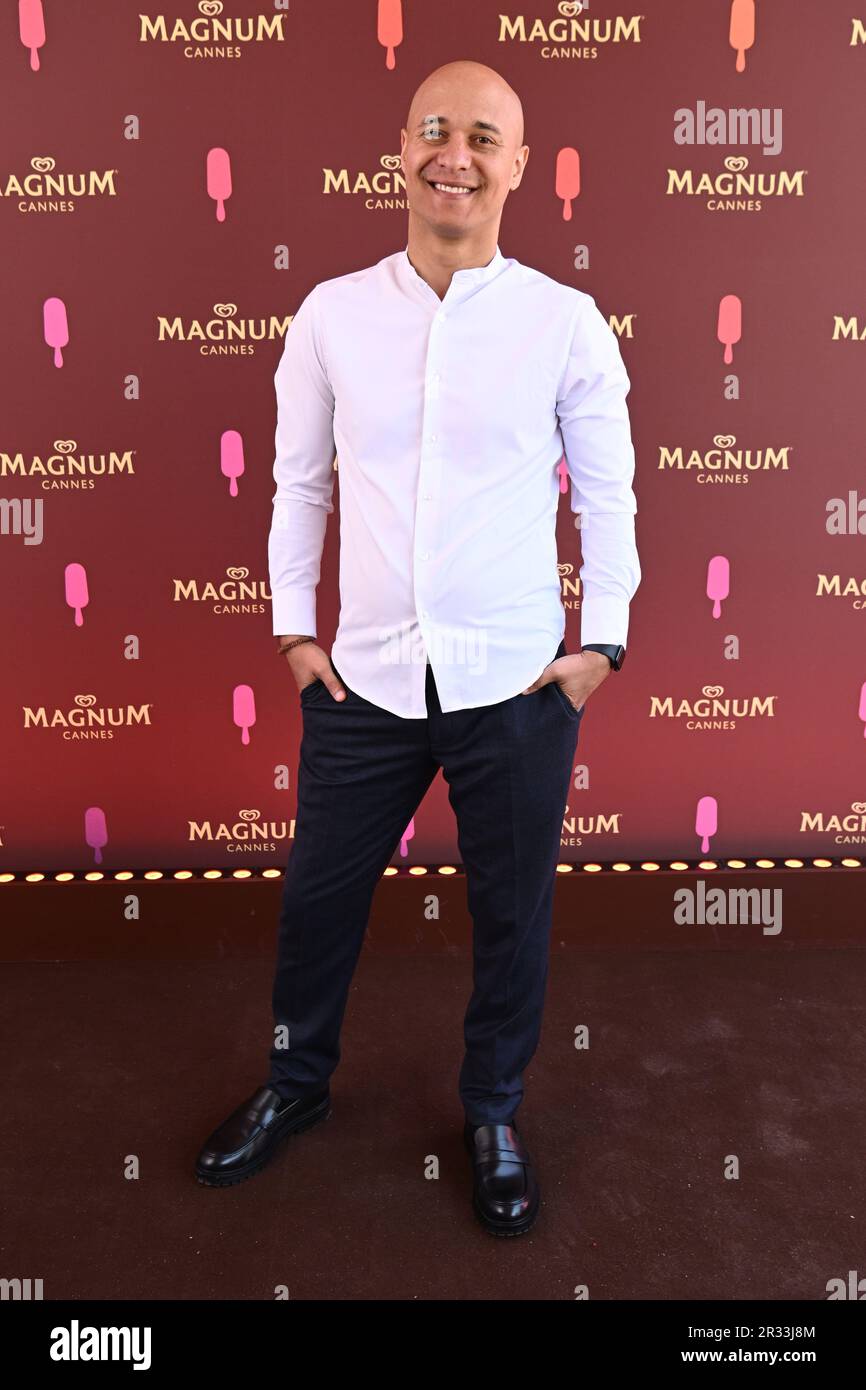 USAGE ÉDITORIAL SEUL le Dr Robert Alexander au bar à trempette expérience au Magnum Pleasure est toujours en fête à Cannes, France. Date de la photo: Lundi 22 mai 2023. Banque D'Images