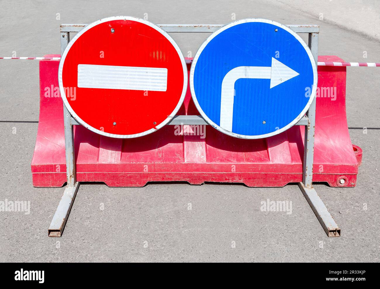 Panneaux routiers pas de passage, direction de la circulation sur une rue de la ville en été. Chaussée fermée. Bloquer le trafic pour le transport Banque D'Images