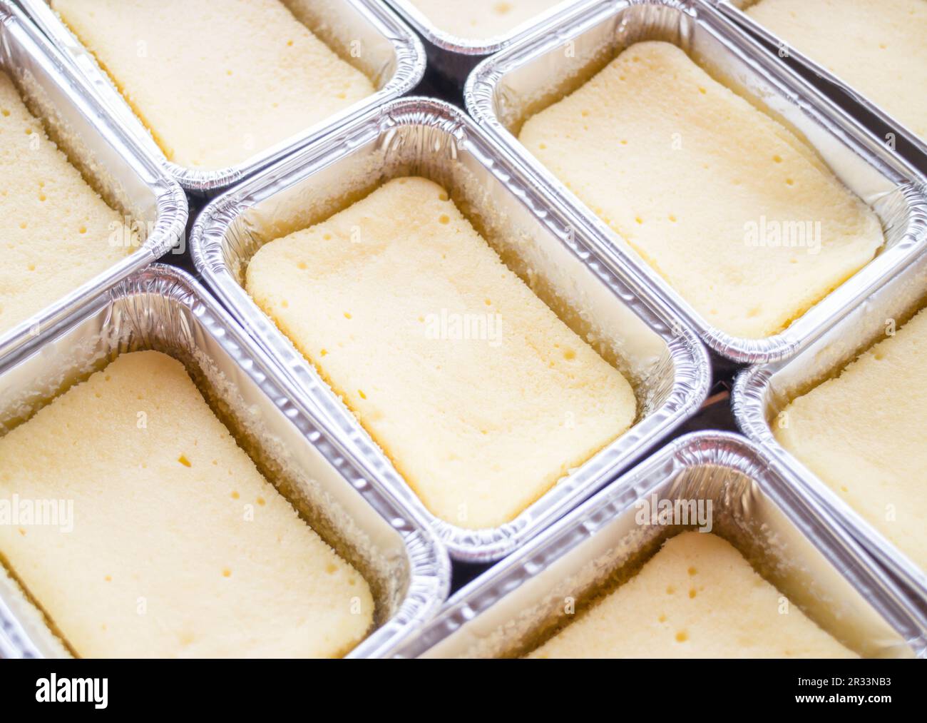 Préparation du gâteau carré à base de fromage Banque D'Images