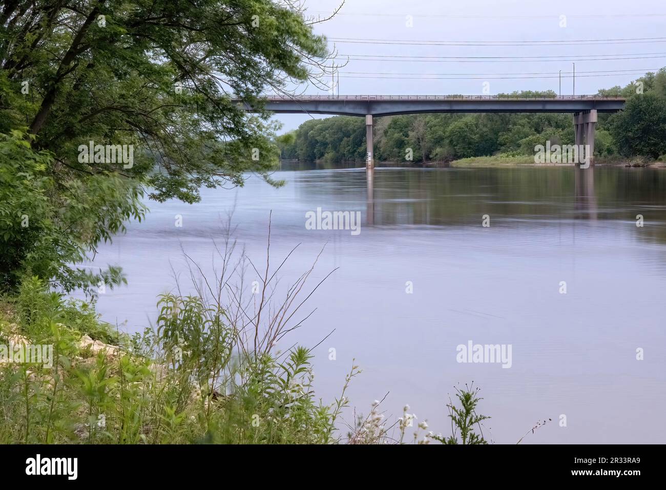 Pont au-dessus du fleuve Mississippi, le matin du printemps, au parc régional de Lilydale à St. Paul, Minnesota, États-Unis Banque D'Images