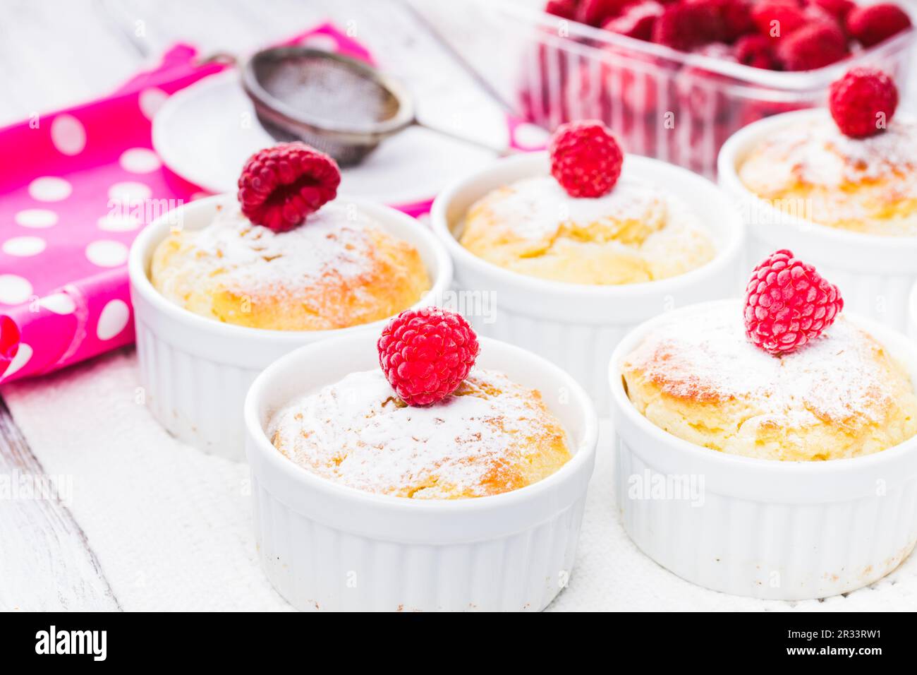 Gâteaux aux framboises Banque D'Images