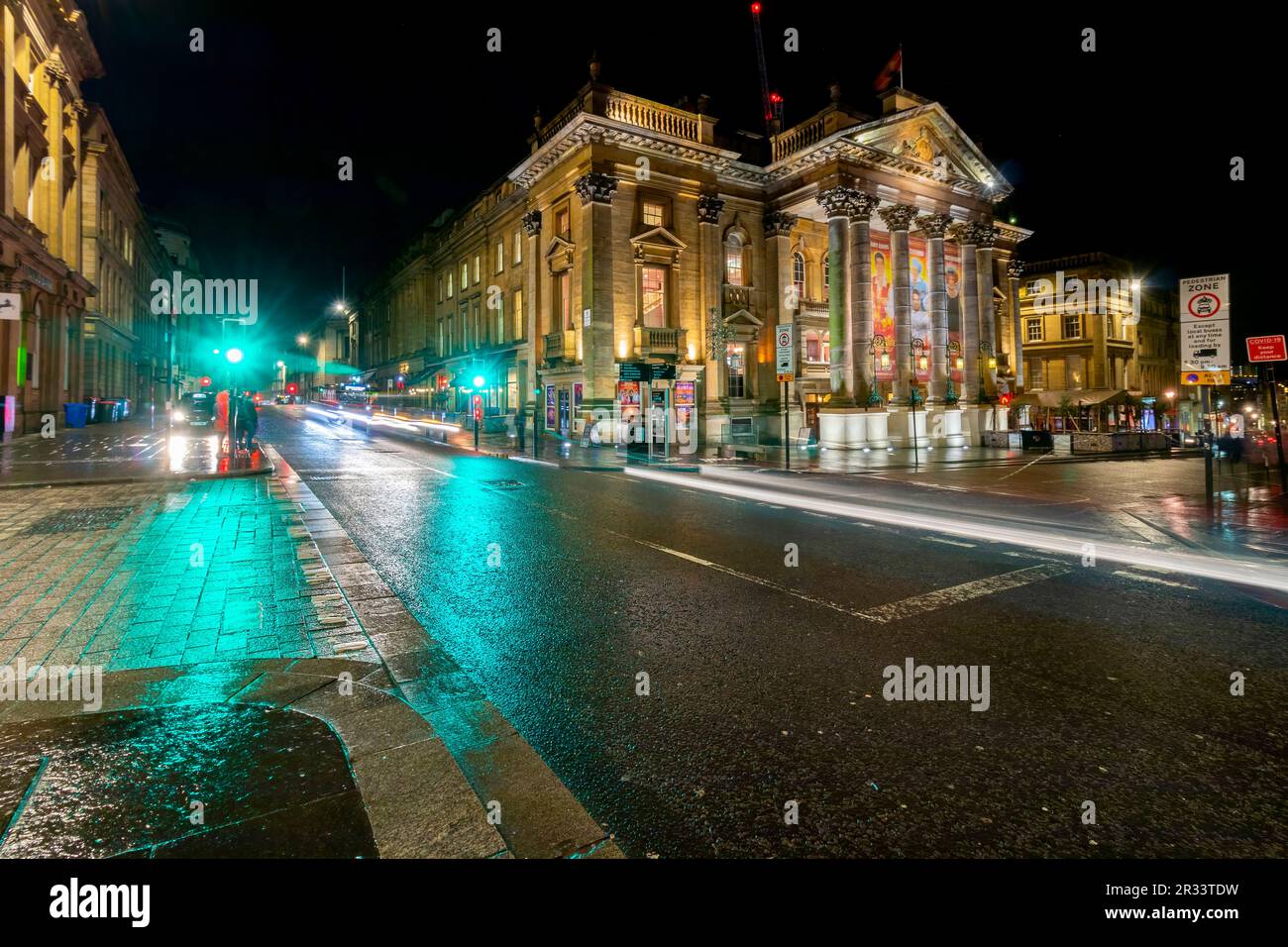 newcastle à la nuit longue exposition scène de rue avec des rues humides Banque D'Images