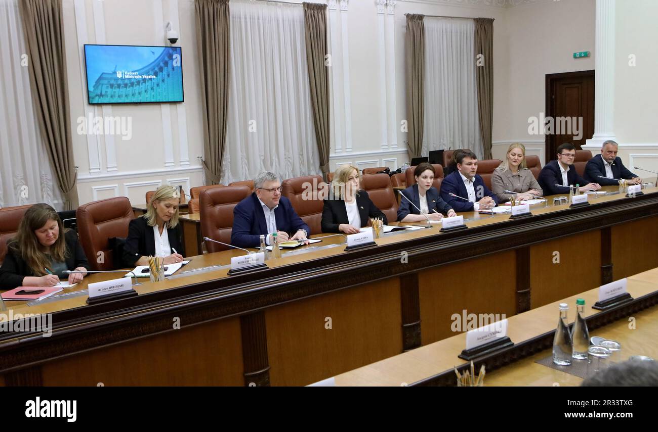 KIEV, UKRAINE - le 22 MAI 2023 - le ministre de l'économie de la République de Lettonie, Ilze Indriksone (C), assiste à la réunion avec le ministre du Cabinet o Banque D'Images
