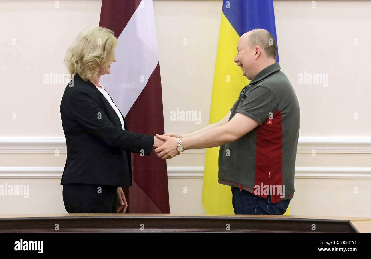 KIEV, UKRAINE - le 22 MAI 2023 - le ministre du Cabinet des ministres de l'Ukraine Oleh Nemchinov (R) tremble avec le ministre de l'économie de la République Banque D'Images