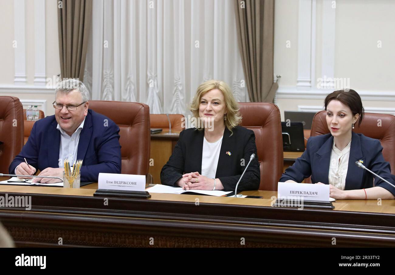 KIEV, UKRAINE - le 22 MAI 2023 - le ministre de l'économie de la République de Lettonie, Ilze Indriksone (C), assiste à la réunion avec le ministre du Cabinet o Banque D'Images