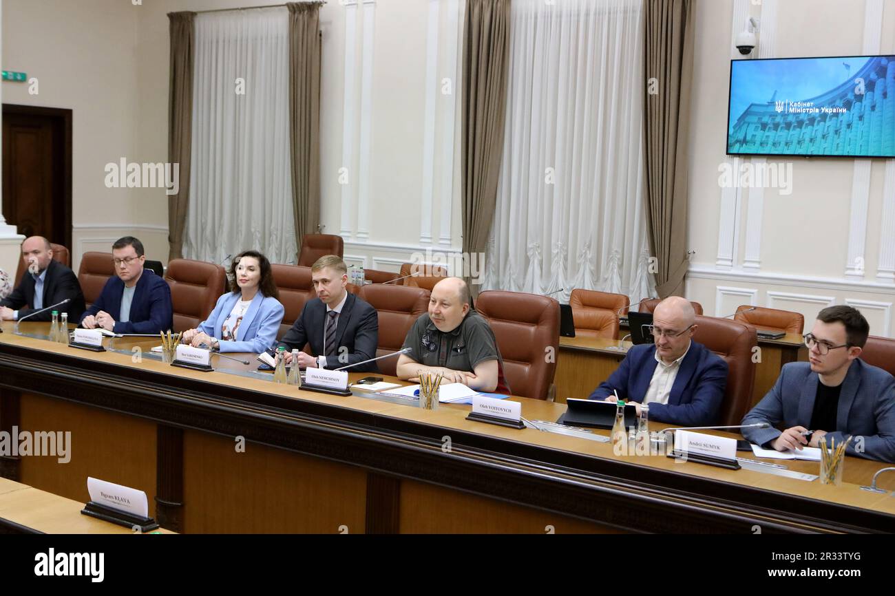 KIEV, UKRAINE - le 22 MAI 2023 - le ministre du Cabinet des ministres de l'Ukraine Oleh Nemchinov (3rd R) assiste à la réunion avec le ministre de l'économie Banque D'Images
