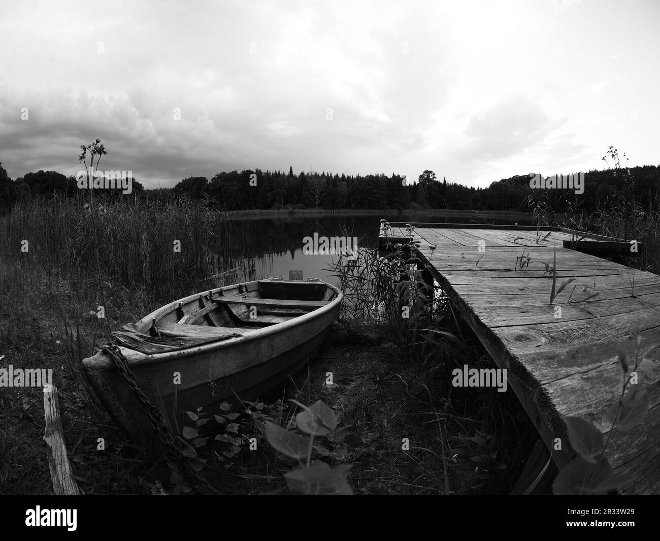 Photo en noir et blanc d'un bateau à rames sur un ponton près de Neustrelitz Banque D'Images