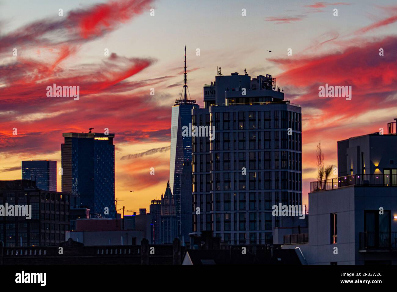 Vue sur le World Trade Center et le Dime Building depuis une fenêtre à Williamsburg, Brooklyn Banque D'Images