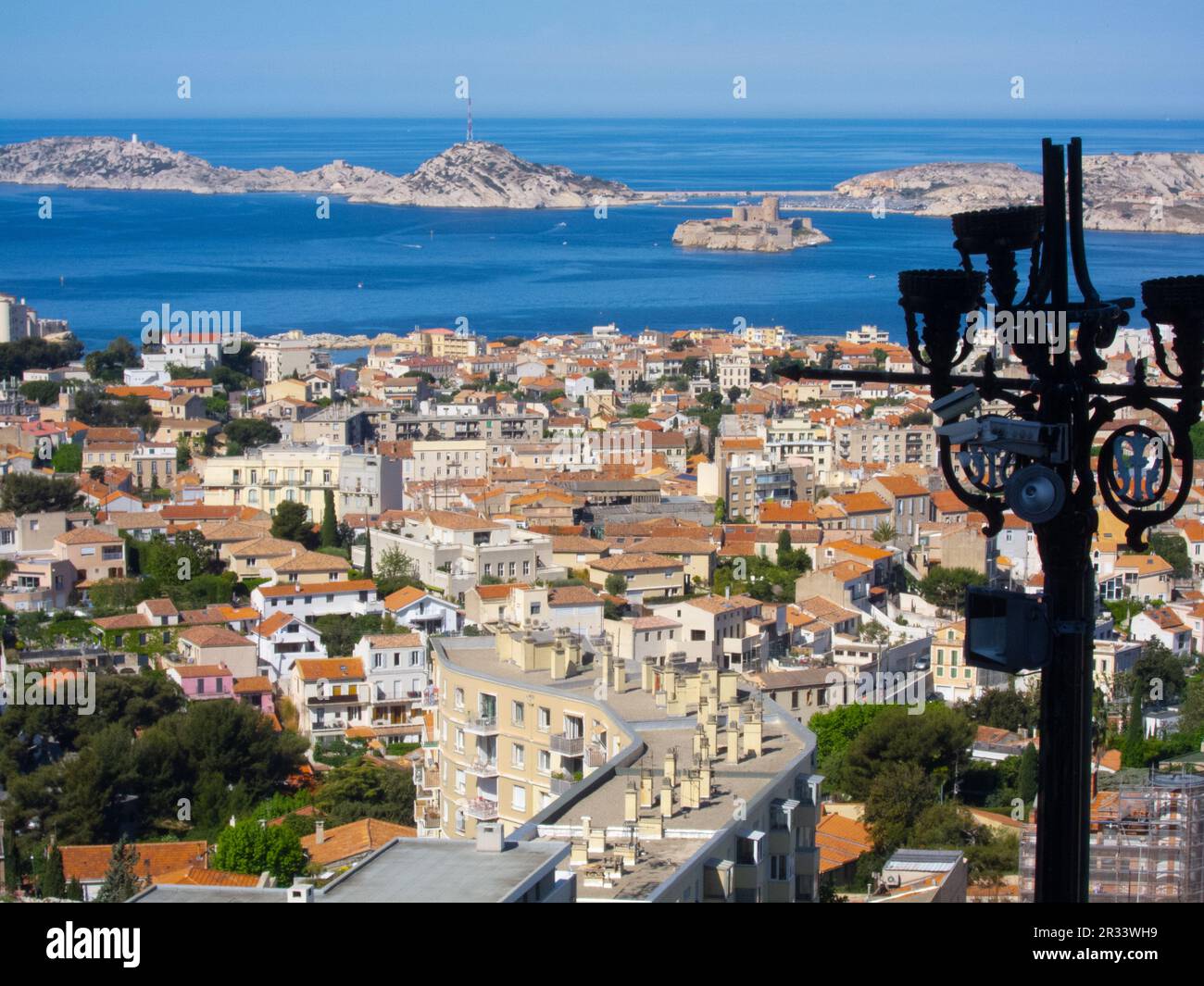 Vue sur Marseille depuis l'église notre Dame de la Garde au sommet de la plus haute colline. Banque D'Images