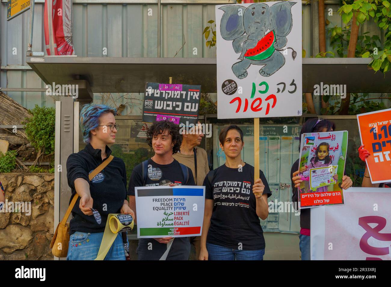 Haïfa, Israël - 20 mai 2023: Groupe de personnes avec des signes anti-occupation. 20th semaines de manifestations anti-gouvernementales à Haïfa, Israël Banque D'Images