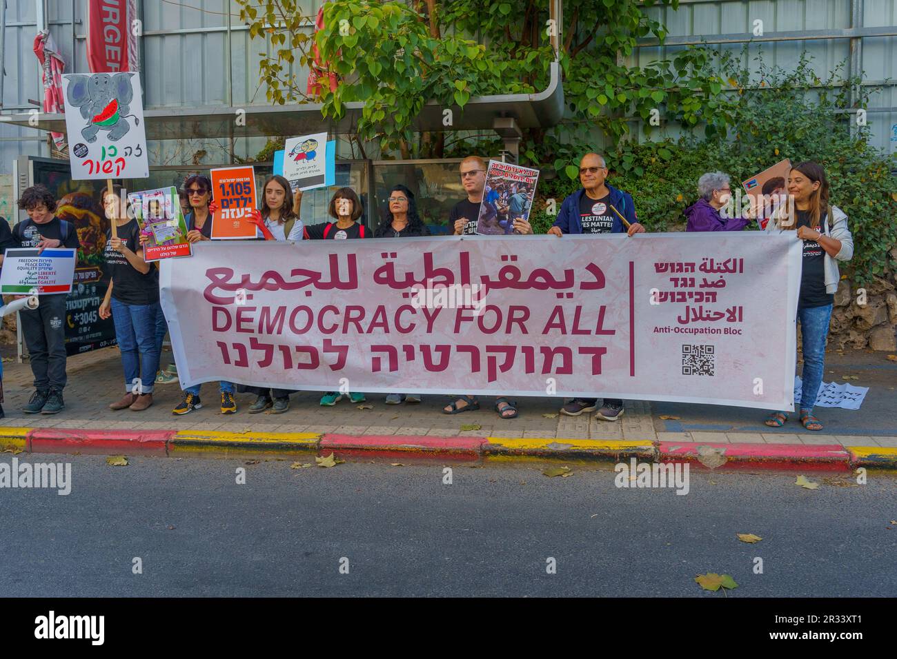 Haïfa, Israël - 20 mai 2023: Groupe de personnes avec des signes anti-occupation. 20th semaines de manifestations anti-gouvernementales à Haïfa, Israël Banque D'Images