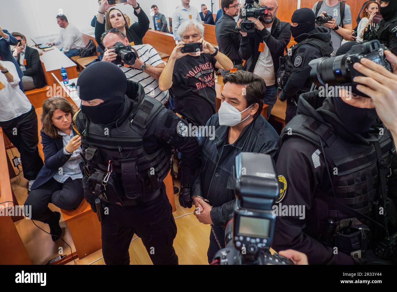 Pezinok, Slovaquie. 19th mai 2023. Marian Kocner, accusé d'avoir été responsable du meurtre de Jan Kuciak, qui est entré dans la salle spéciale du tribunal pour entendre le verdict final. Marian Kocner est accusé d'être celui qui a ordonné le meurtre du journaliste d'investigation Jan Kuciak. (Photo par Igor Stan?Ìk/SOPA Images/Sipa USA) crédit: SIPA USA/Alay Live News Banque D'Images