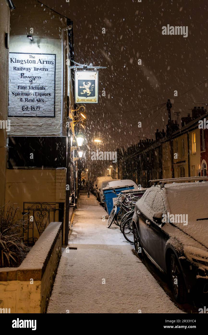 Le panneau pour le pub Kingston Arms brille lors d'une nuit d'hiver enneigée sur Kingston Street, à la sortie de Mill Road, Cambridge, Royaume-Uni Banque D'Images