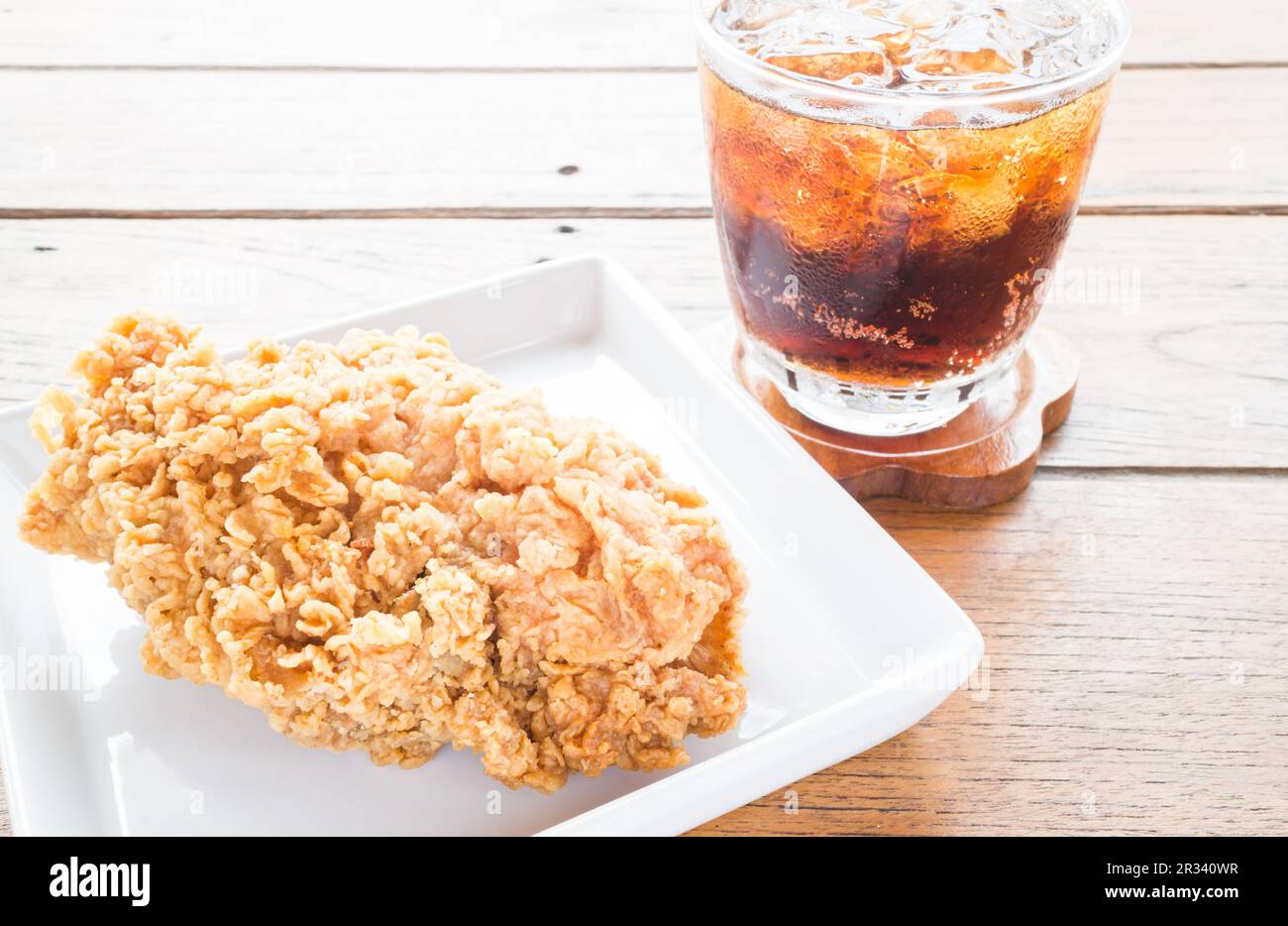 Gros plan sur le poulet frit avec une boisson au cola Banque D'Images