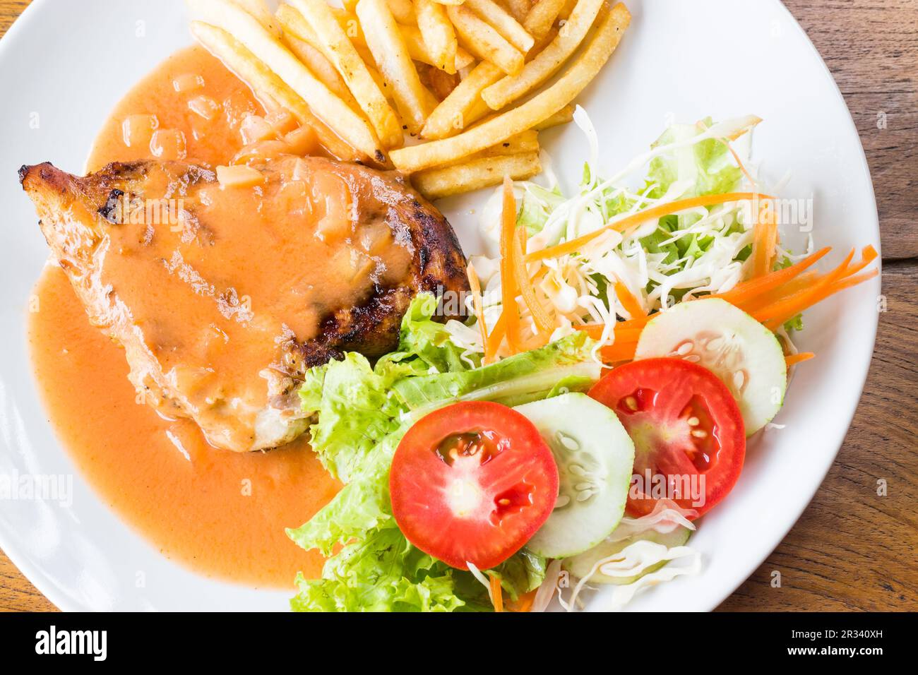 Steak de poulet grillé à la sauce tomate Banque D'Images