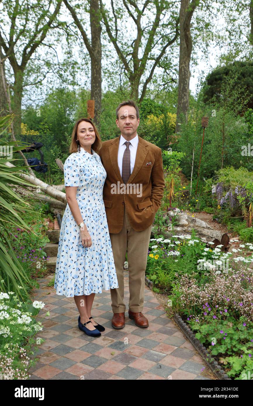 Londres, Royaume-Uni. 22nd mai 2023. Les acteurs britanniques Keeley Hawes et Matthew MacFadyen posent dans un jardin au Chelsea Flower Show 2023 à Londres lundi, 22 mai 2023. Photo de Hugo Philpott/UPI crédit: UPI/Alay Live News Banque D'Images