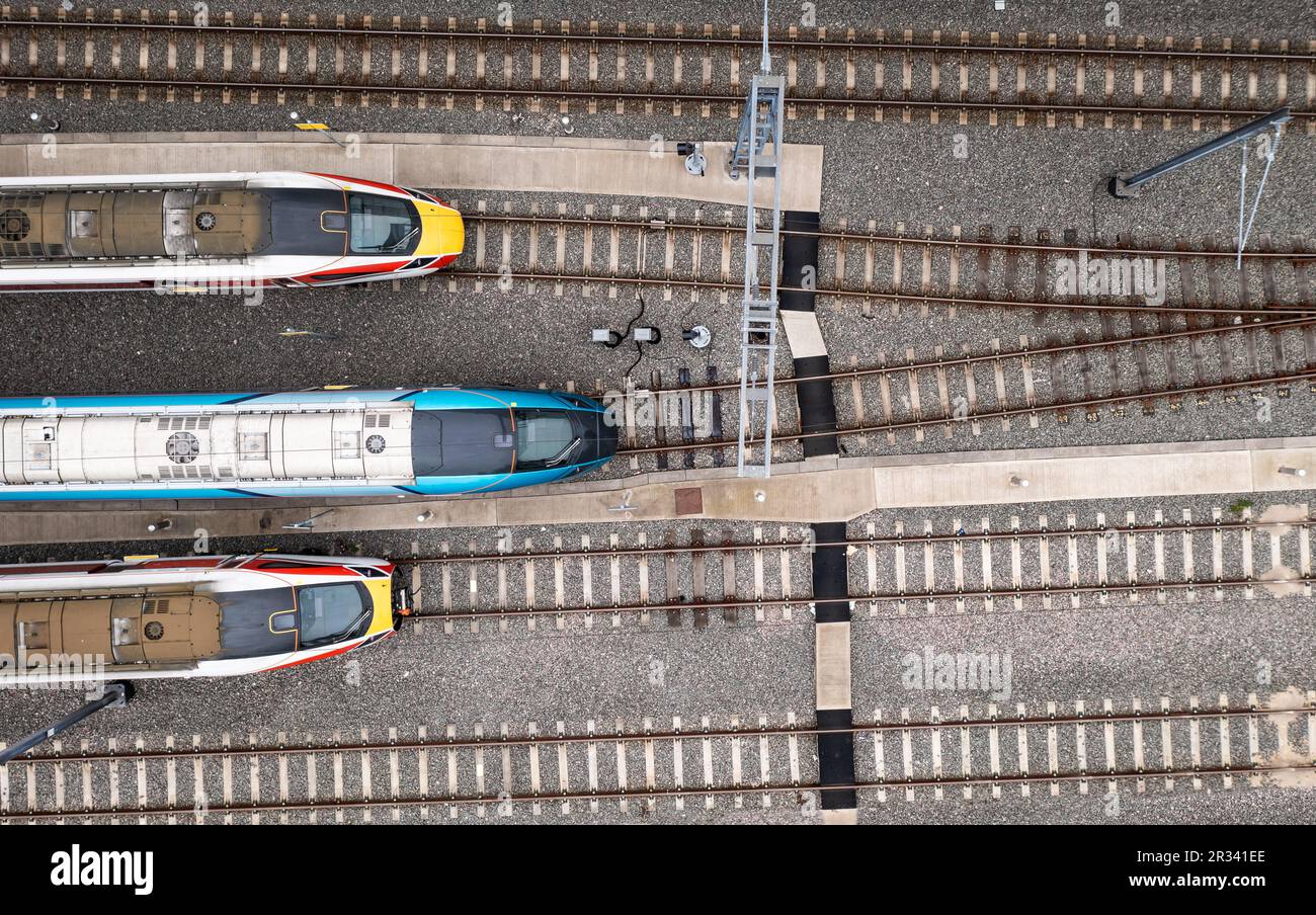 Vue aérienne directement au-dessus des trains de voyageurs à grande vitesse en direction d'une jonction de chemin de fer dans une image de concept d'accident ferroviaire Banque D'Images