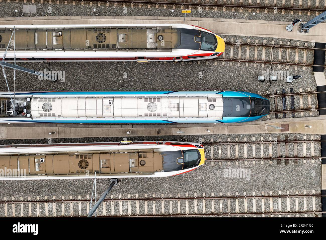 Vue aérienne directement au-dessus des trains de voyageurs à grande vitesse en direction d'une jonction de chemin de fer dans une image de concept d'accident ferroviaire Banque D'Images