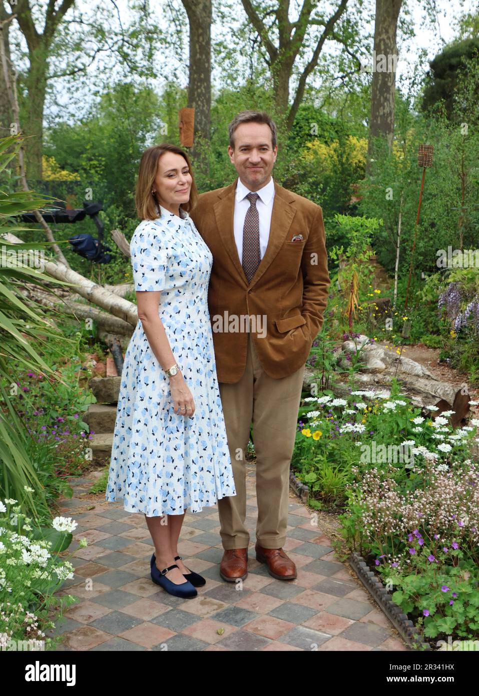 Londres, Royaume-Uni. 22nd mai 2023. Les acteurs britanniques Keeley Hawes et Matthew MacFadyen posent dans un jardin au Chelsea Flower Show 2023 à Londres lundi, 22 mai 2023. Photo de Hugo Philpott/UPI crédit: UPI/Alay Live News Banque D'Images