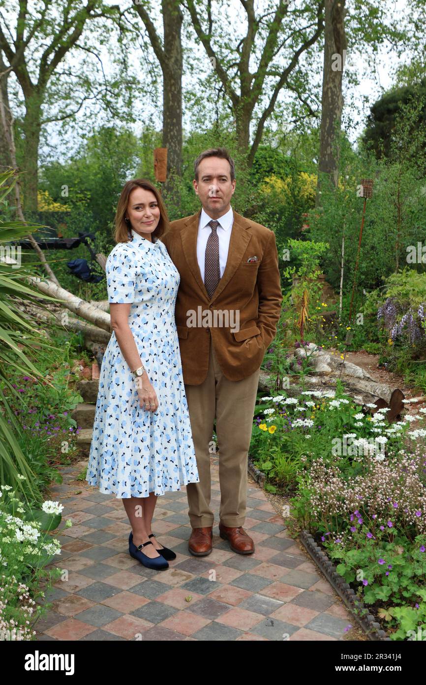 Londres, Royaume-Uni. 22nd mai 2023. Les acteurs britanniques Keeley Hawes et Matthew MacFadyen posent dans un jardin au Chelsea Flower Show 2023 à Londres lundi, 22 mai 2023. Photo de Hugo Philpott/UPI crédit: UPI/Alay Live News Banque D'Images