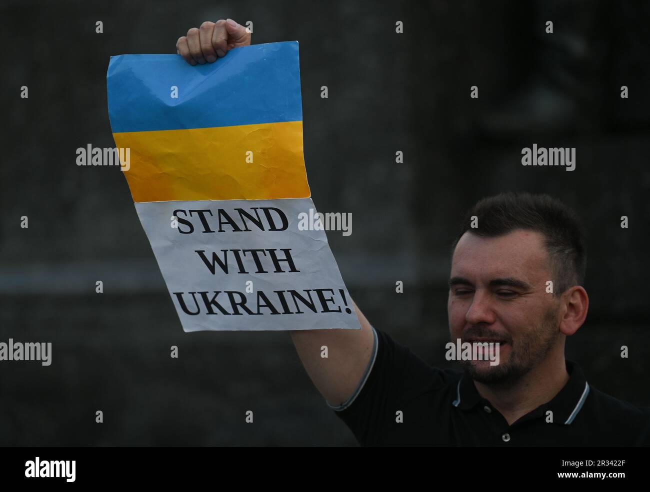 Sur 21 mai 2023, des membres de la diaspora biélorusse et ukrainienne locale, ainsi que des militants dévoués, se sont réunis en solidarité pour la manifestation "liberté aux prisonniers politiques du Bélarus" sur la principale place du marché de Cracovie, en Pologne. Banque D'Images