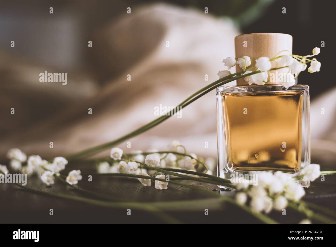 Bouteille d'essence de parfum et fleurs Banque D'Images