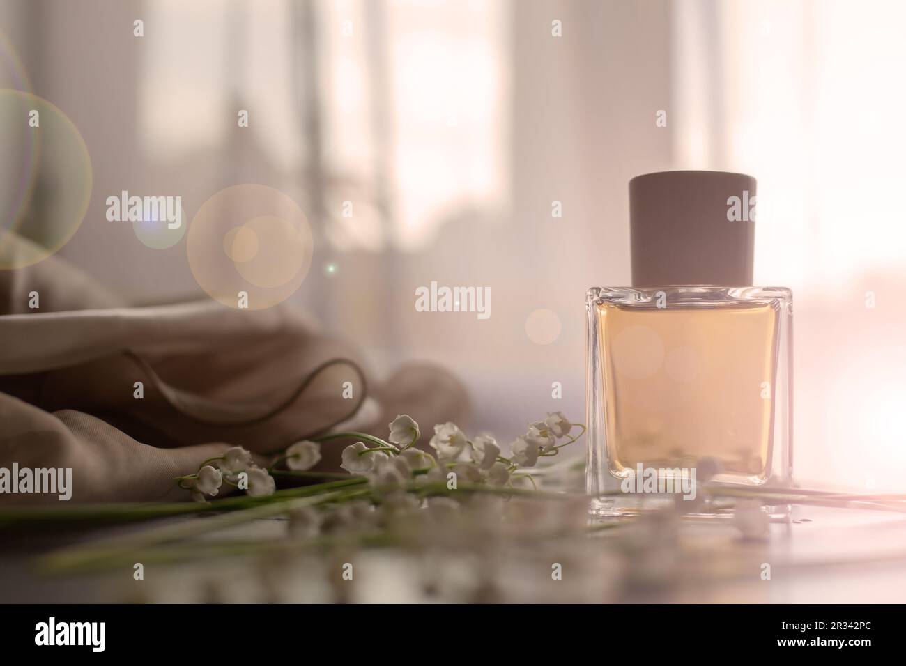 Bouteille d'essence de parfum et fleurs Banque D'Images