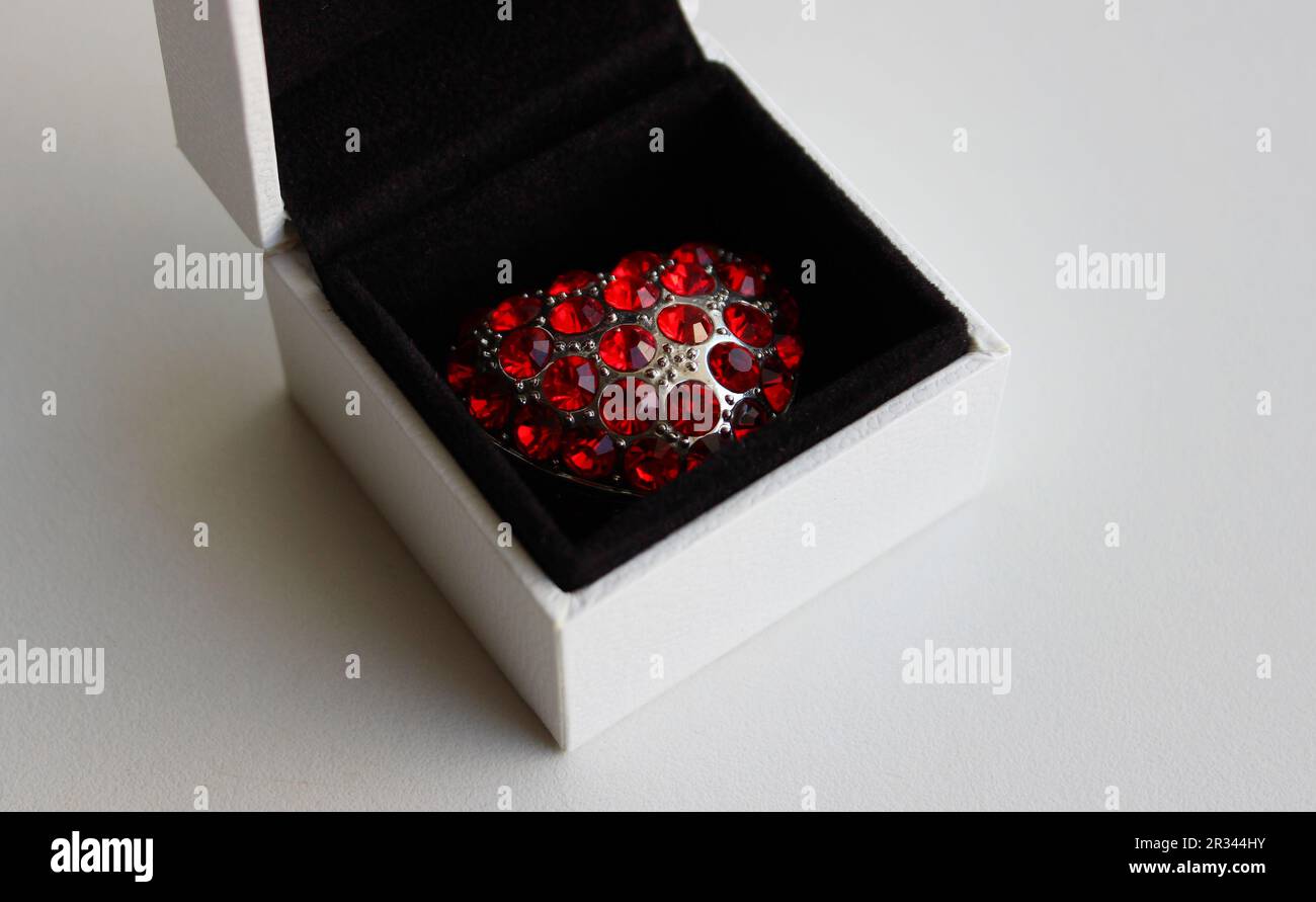 Cadeau pour une femme en argent sterling avec des pierres précieuses dans une boîte à bijoux blanche avec garniture en velours noir à l'intérieur Banque D'Images